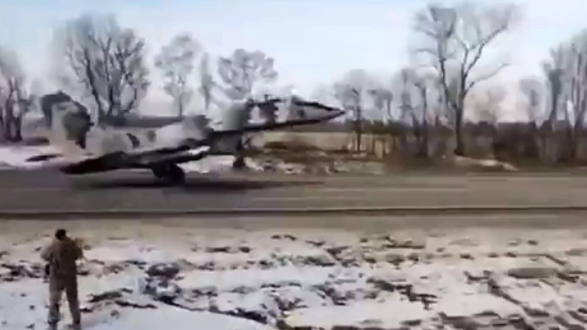 MiG-29UB ukrainien opérant depuis une autoroute.
