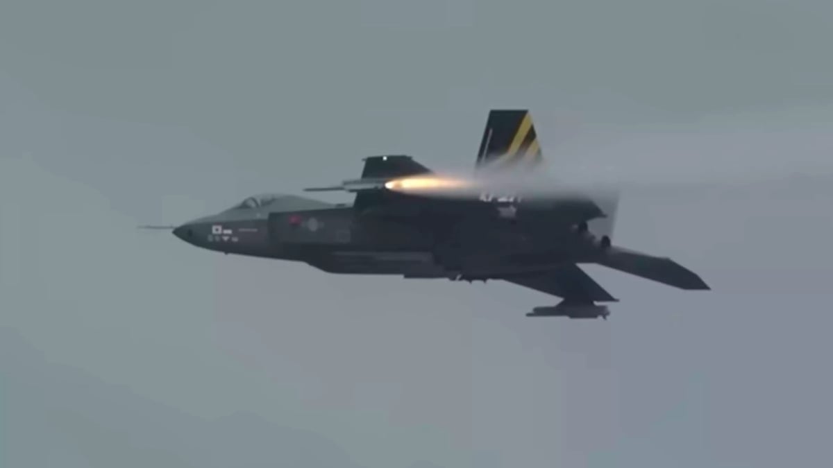 Premier tir d'un missile courte portée IRIS-T/AIM-2000 par le prototype 002 du KF-21.
