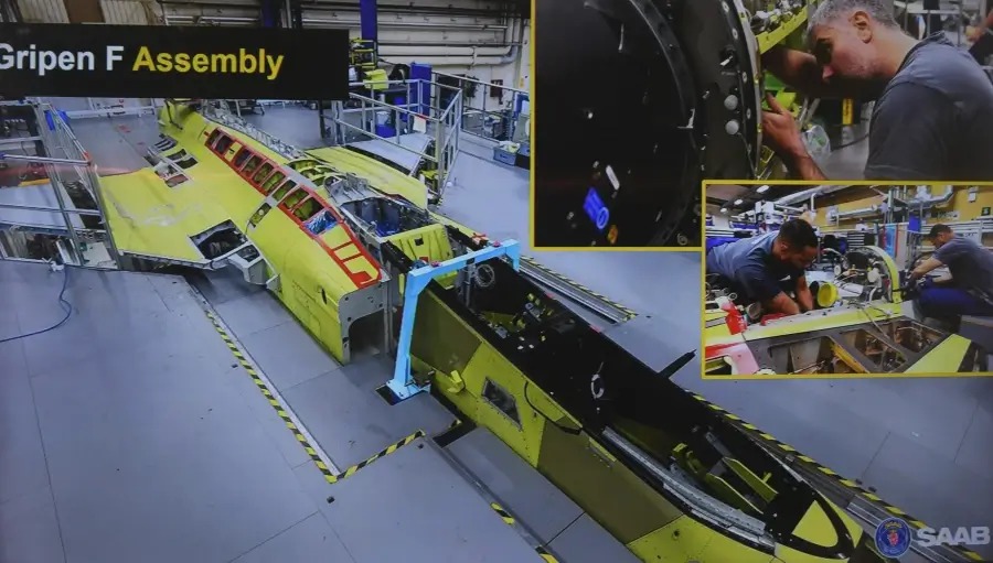 Le premier Gripen F en production en Suède. Image : SAAB.