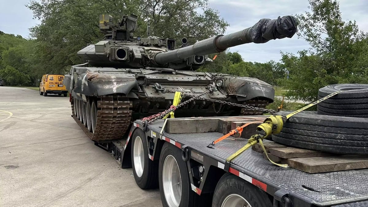 Le T-90A russe capturé en Ukraine sur sa remorque stationnée en Louisiane.