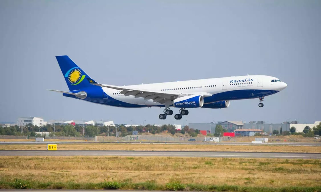 Rwandair landing-003 (2)