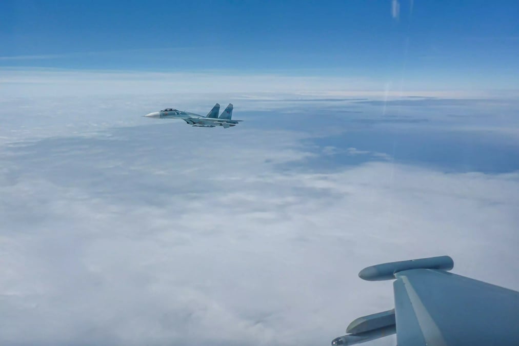 Un des deux Su-27 intercepté par les chasseurs Typhoon de la RAF et de l'armée de l'air allemande.