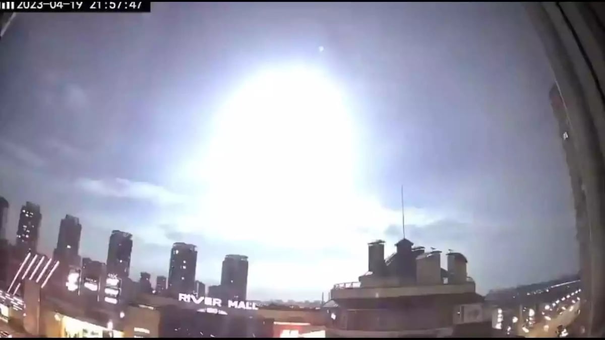 Le flash au-dessus de Kiev visible sur de nombreuses vidéos.