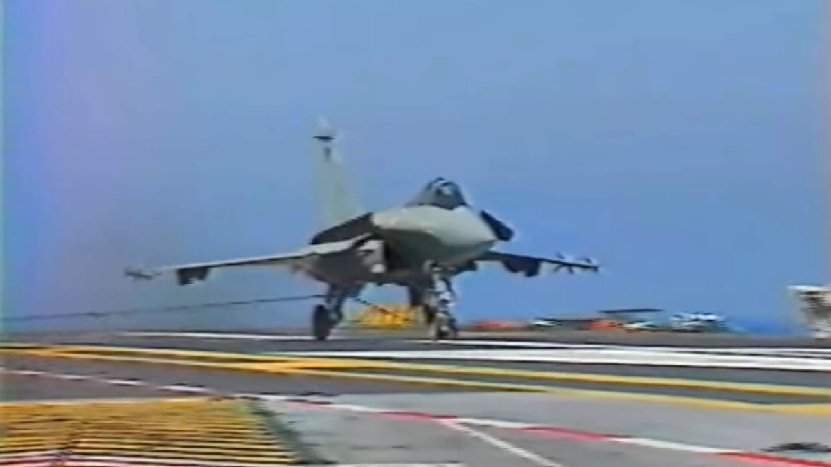 Premier appontage du Rafale M01 sur le Foch le 19 avril 1993.