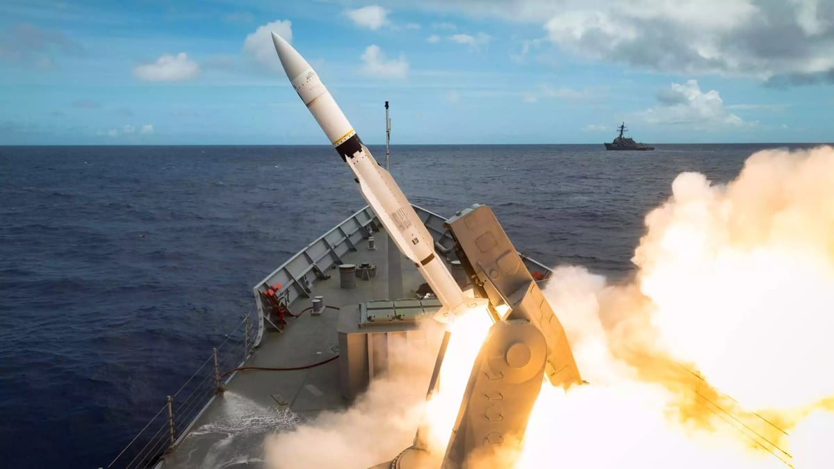 Le HMAS Melbourne tire un missile Standard 2 depuis son système de lancement de missiles guidés lors de RIMPAC 18. (ADF)