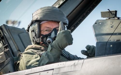 La Ministre belge de la Défense a effectué un vol en F-16 biplace.