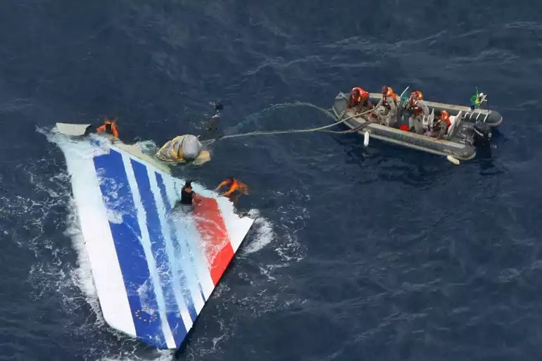 1323121-un-debris-du-vol-af447-retrouve-dans-l-ocean-atlantique-en-2009