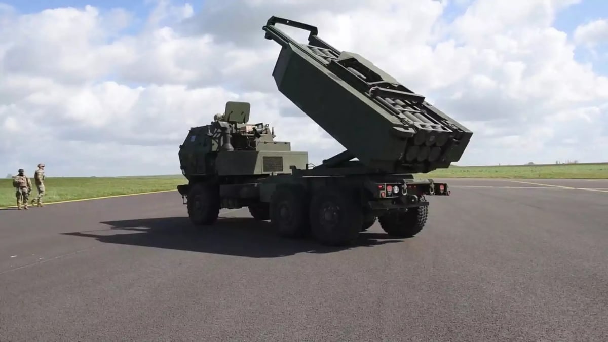L'HIMARS vient de sortir du C-130J et est en train de simuler le tir de ses six roquettes depuis la base de Chièvres.