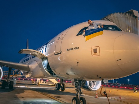 Frantz Yvelin, Président d'Aigle Azur, célèbre l'arrivée à Kiev du premier vol.