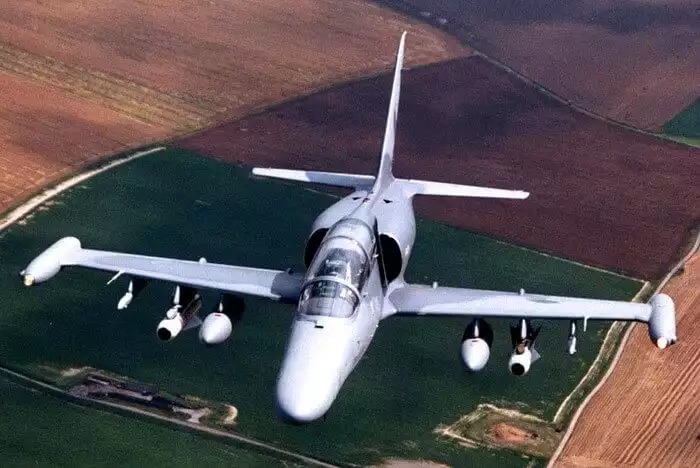 Avion de combat léger L-159 Alca tchèque avec deux missiles air-sol Maverick.