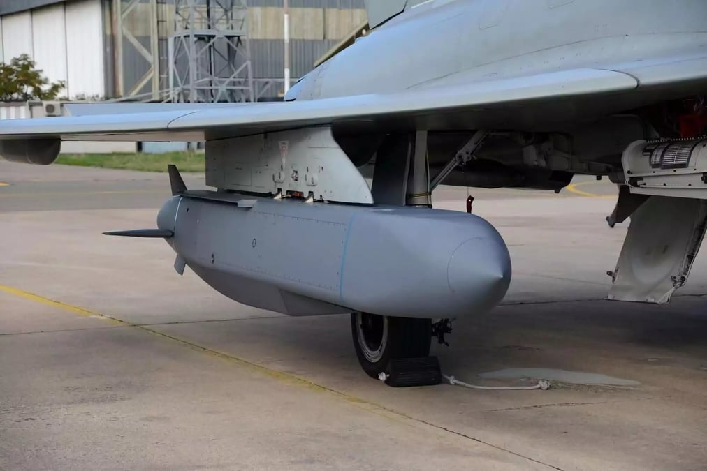 Missile air-sol Storm Shadow sous l'aile d'un avion de combat Eurofighter.