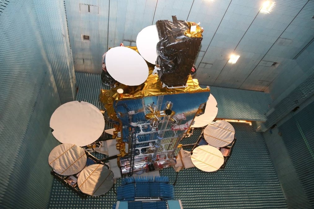 SES 12 dans la chambre anéchoïque Mistral d’Intespace, à Toulouse