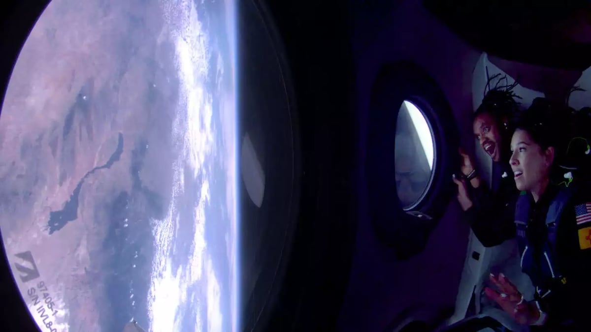 Les passagers du SS2 s’émerveillant devant la vue de la Terre depuis 87,2 km d’altitude.