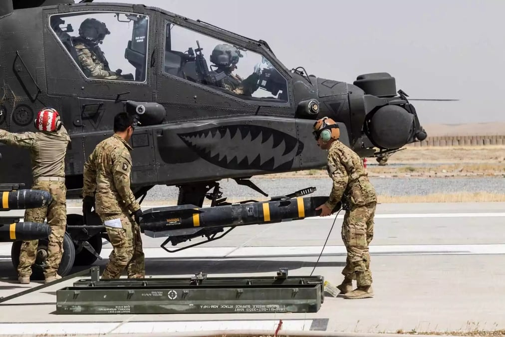 Missile AGM-114 Hellfire sur un hélicoptère Apache de l'armée américaine