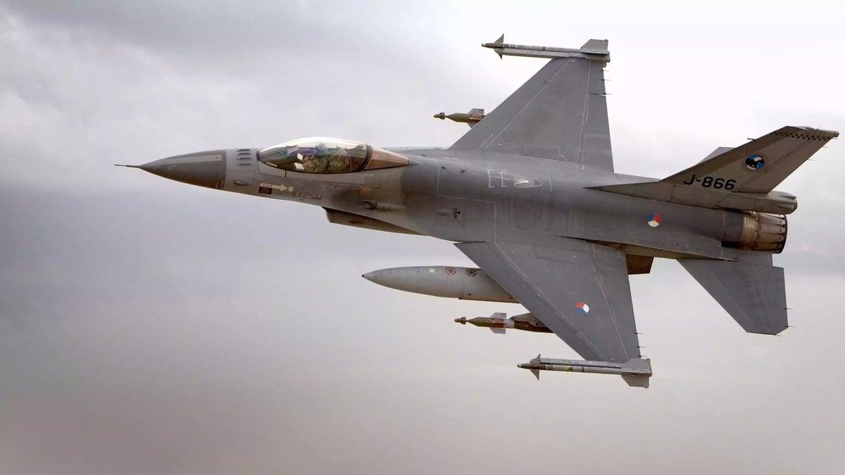 F-16A MLU de l'Armée de l'air royale néerlandaise durant un vol à basse altitude.