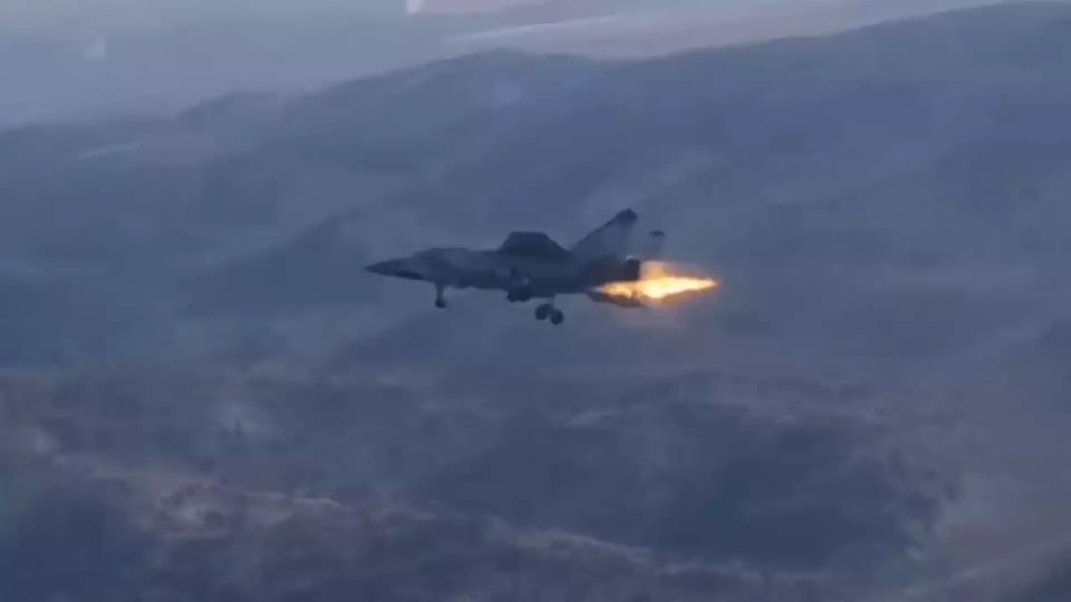 Le MiG-31 Foxbat russe en feu, peu de temps avant l'éjection de l'équipage de l'avion de combat.