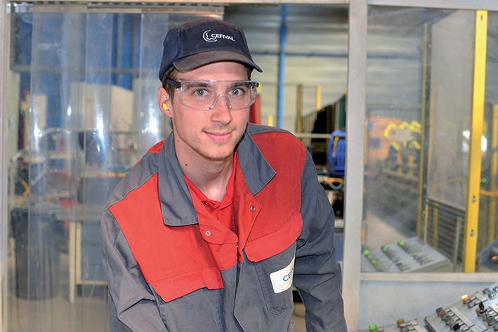 Chef d'équipe chez Cefival, Romain Lheureux se prépare à une formation au management.