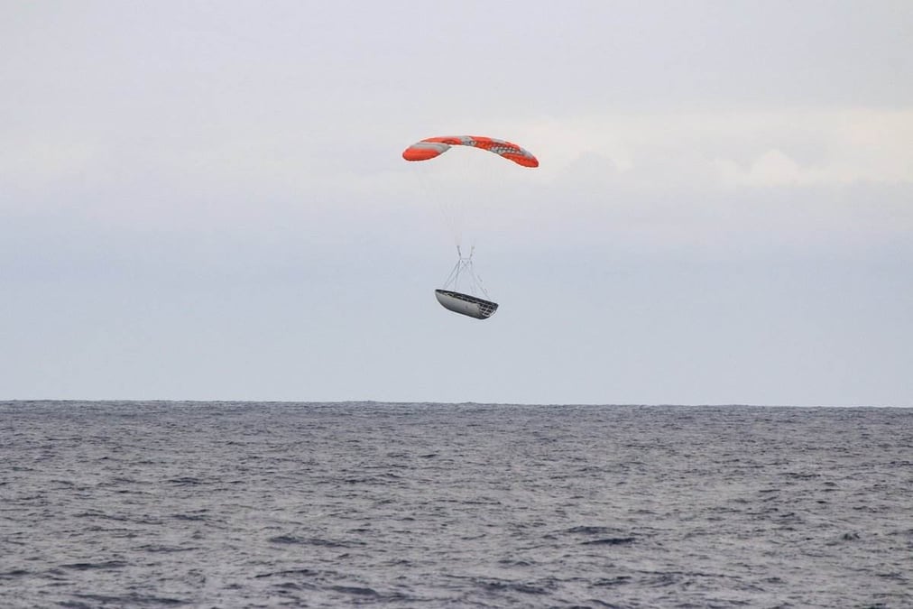 La coiffe du vol F55 sous son parapente, au-dessus du Pacifique