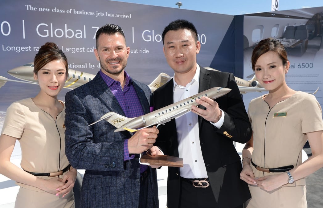 David Coleal, président de Bombardier Avions d’affaires (centre gauche) et Zhang Yijia, président de HK Bellawings (centre droit).