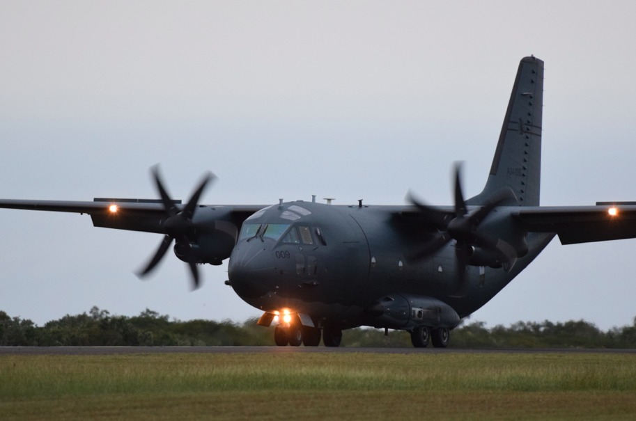 Au petit matin, le C-27J australien se pose sur la piste de Koumak.