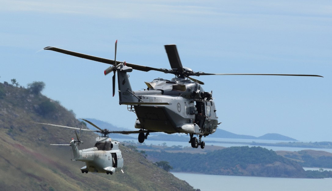 Un Puma français et un NH90 néo zélandais volent en patrouille.