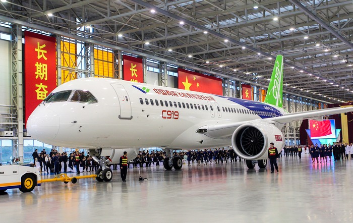 Le C919, vu ici lors de son rollout le 2 novembre 2015, ne sera sans doute plus exclusivement motorisé par le CFMI Leap-1C. Une motorisation alternative chinoise est prévue pour l'après 2021..