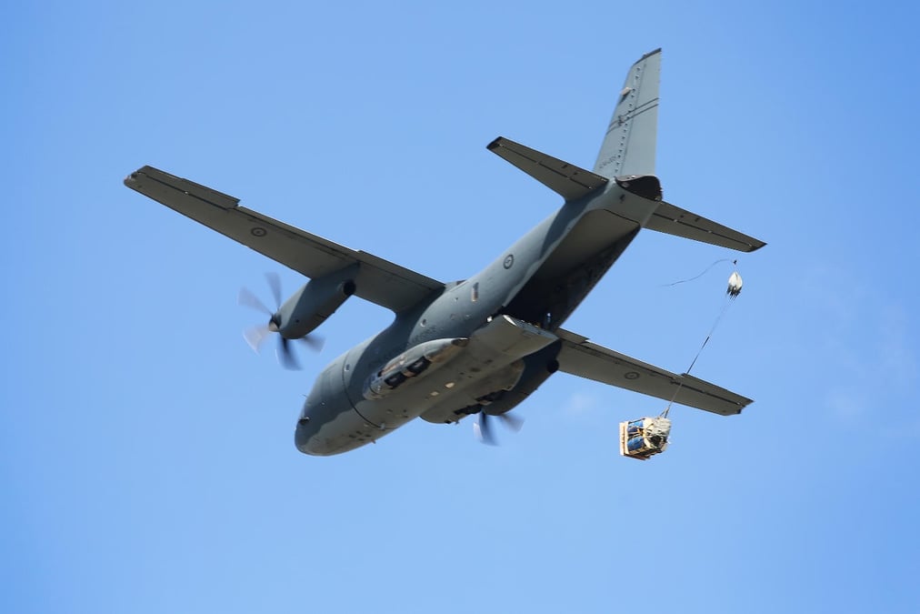 Le C-27J Spartan peut conduire des missions d'aérolargage.