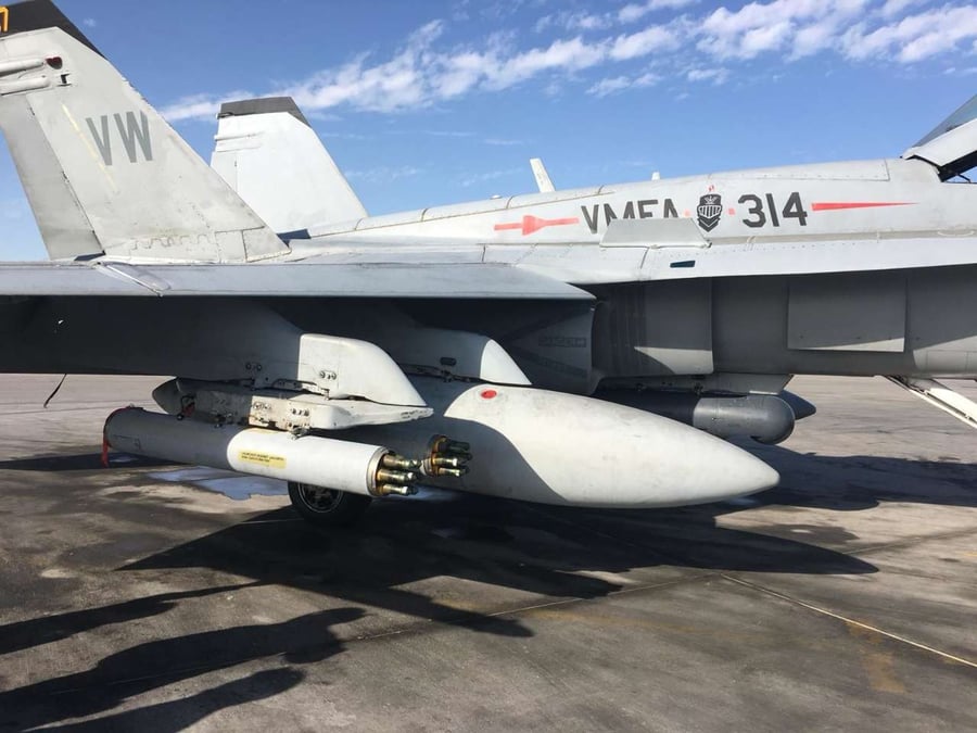 La roquette APKWS a été testée sur un F/A-18 Hornet des Marines.