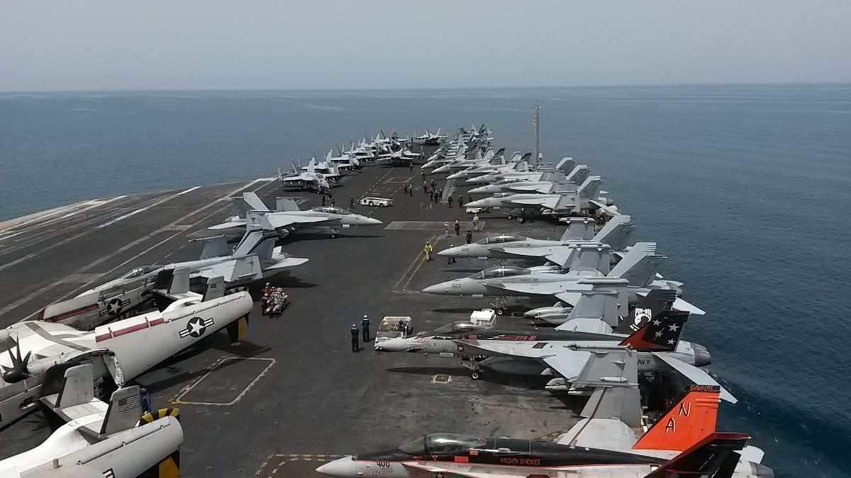 Le pont de l'USS Carl Vinson en 2015.