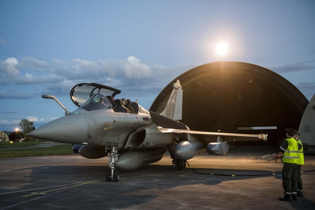 Un Rafale B des Forces Aériennes Stratégiques armé de deux missiles Scalp
