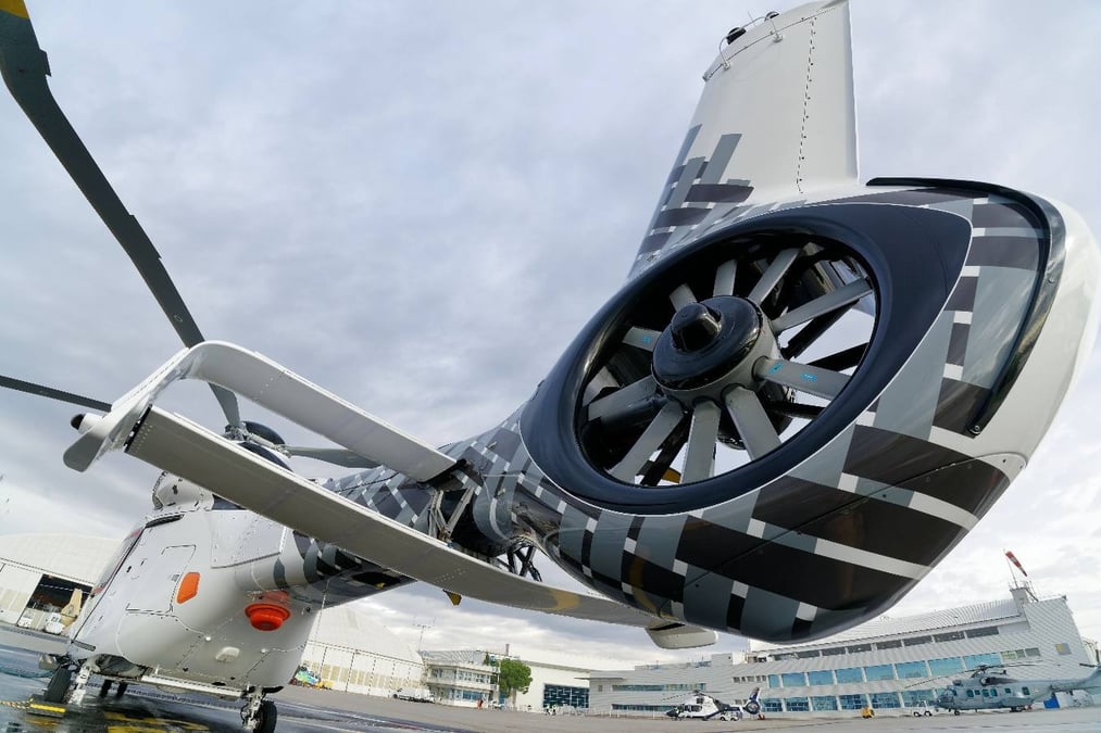Le Fenestron sur le H160, incliné de 12° dans le plan vertical, permet de meilleures performances en vol.