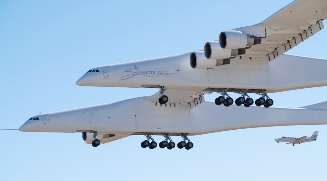 Le Stratolaunch au cours de son premier vol, qu'il a réalisé le 13 avril 2019, après plus d'un an d'essais au sol.