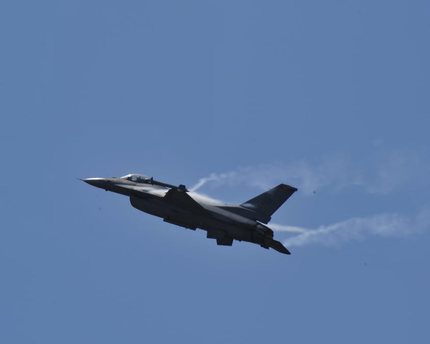 Les F-16 permettraient à la Slovaquie de renforcer et de moderniser sa flotte aérienne.