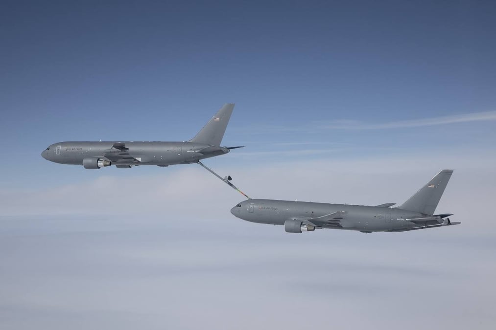 Un KC-46 ravitaillant un second appareil du même type.