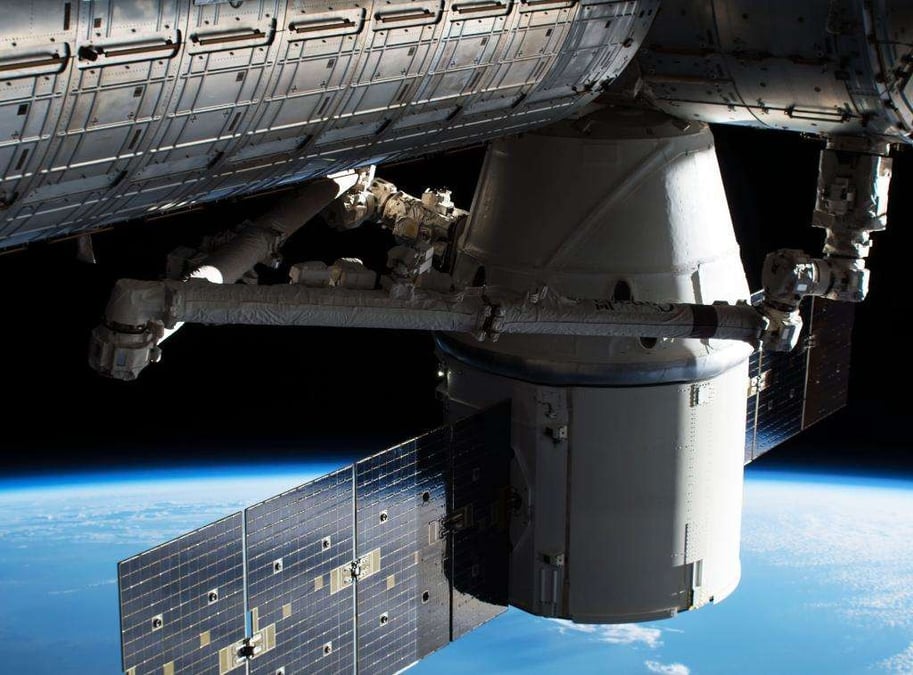 La capsule encore connectée au bras Canadarm2, amarrée au module Harmony de l'ISS