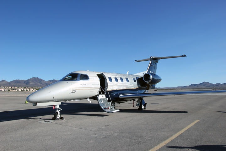 Le premier Embraer Phenom 300E, à cabine reconfigurée, a été livré le 29 mars 2018.