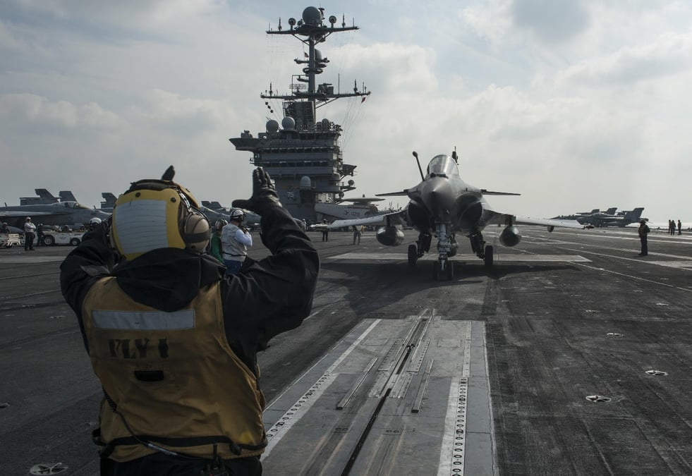 Les Rafale M ont été déployés plusieurs fois sur porte-avions américains. Mais jamais dans le cadre d'un déploiement si important.