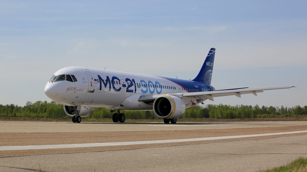 Le second MC-21-300 a rejoint le département des essais en vol d'Irkut, avant de débuter les vols à l'institut de recherches Gromov.