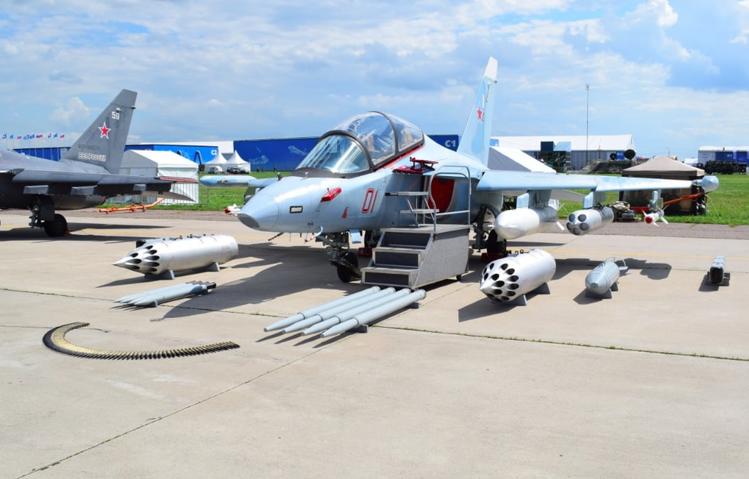 Le Yak-130 en version d'attaque au sol.
