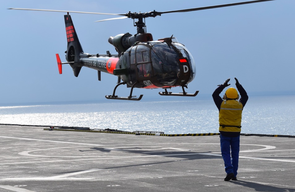 Une Gazelle du 5e RHC décolle du "Dixmude".