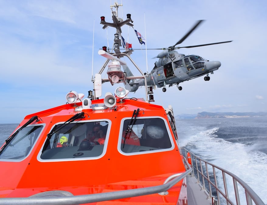 Un Panther de la 36F s'entraine au sauvetage en mer avec une vedette de la SNSM.