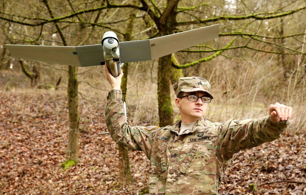 Le drone Raven peut être lancé manuellement.