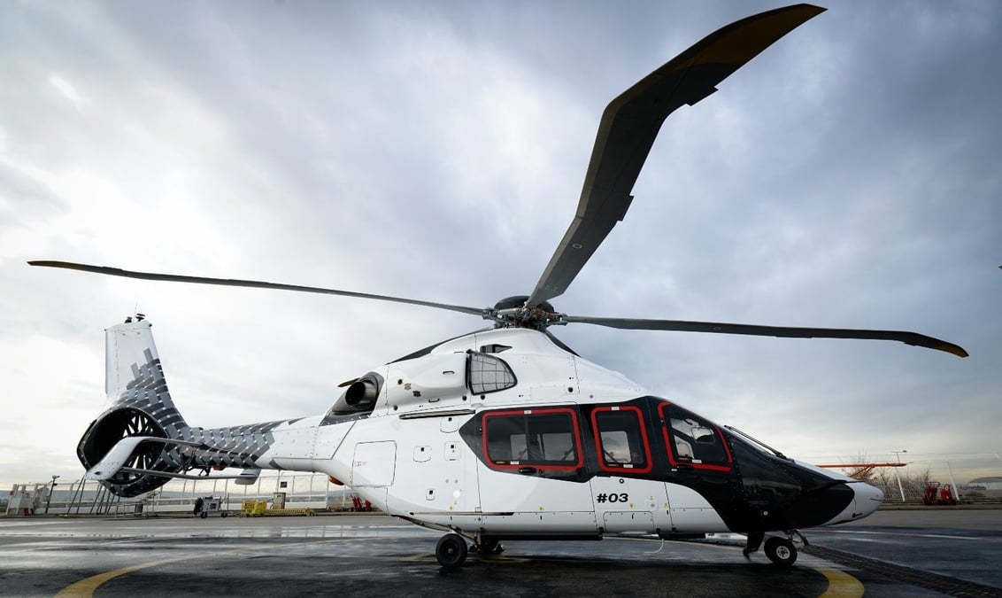 PT3, le troisième prototype de l'Airbus Helicopters H160, décoré de sa nouvelle livrée carbone