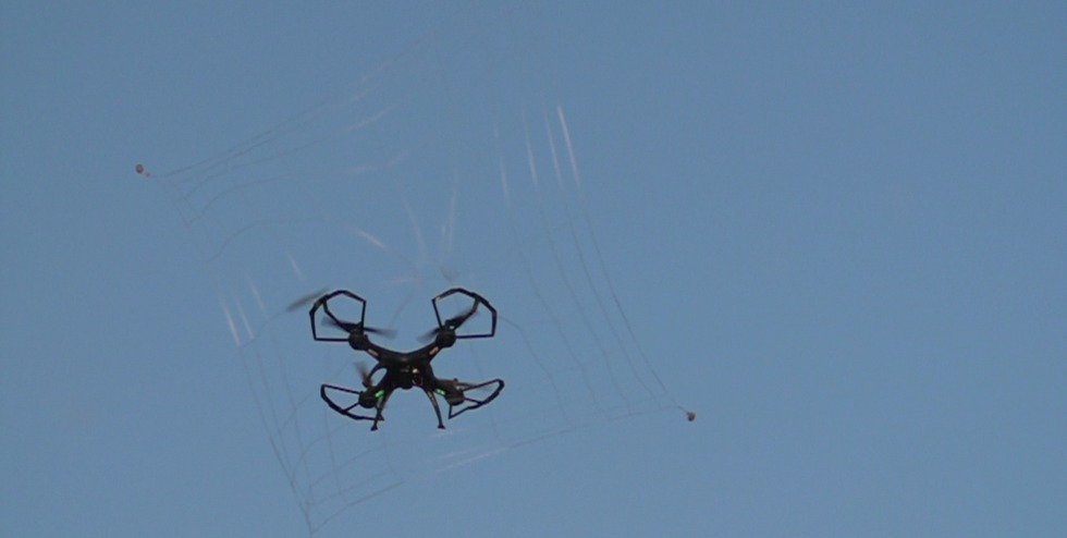 Le filet vient se coincer dans les rotors du drone.