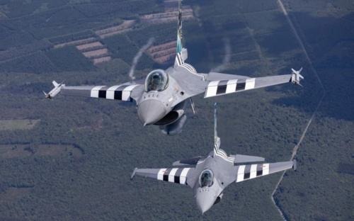 2 F-16 et 1 C-130 belges sont spécialement décorés en hommage au débarquement.