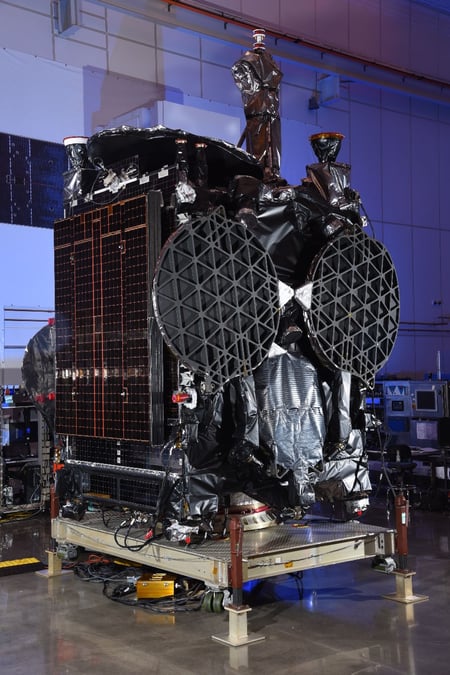 GovSat 1 panneaux repliés, quelques semaines avant sa mise sous coiffe.