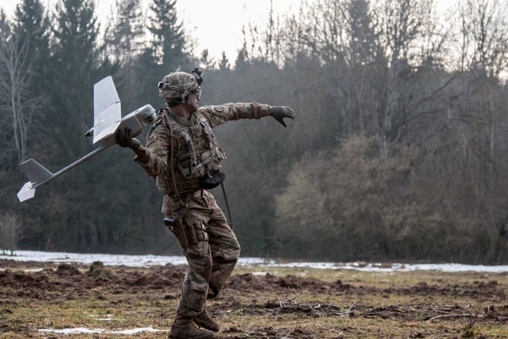 La police militaire américaine s'entraîne à utiliser le drone Raven.