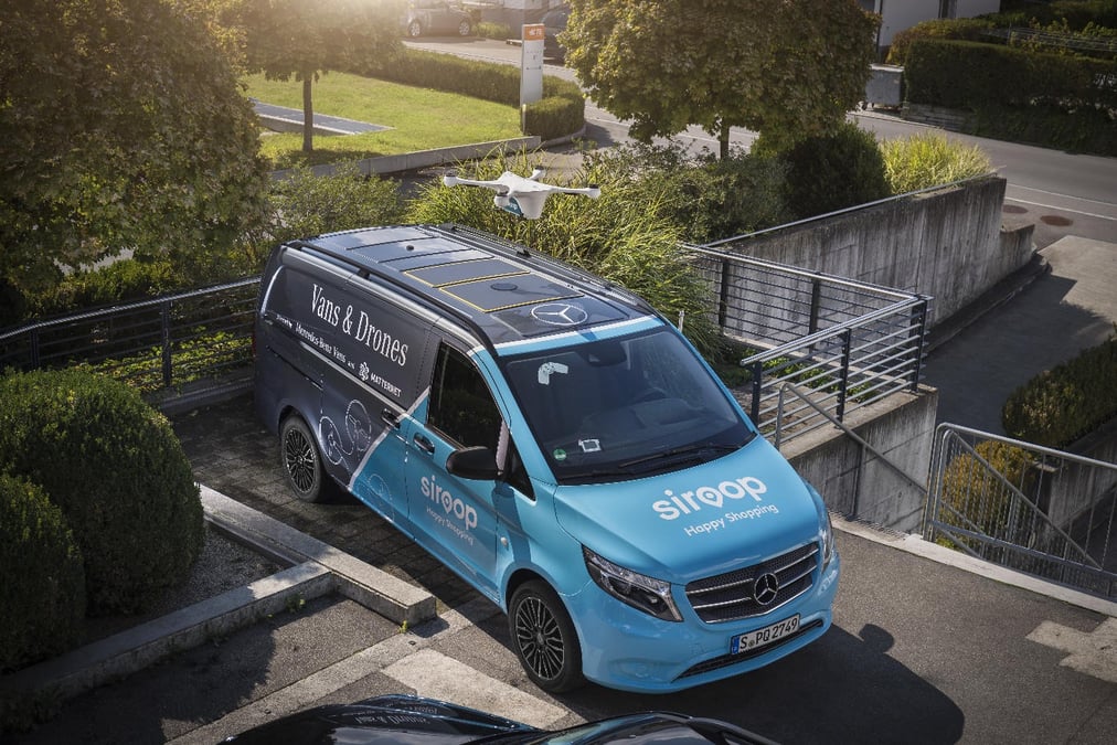Les vans de Mercedes servent de plateformes d'atterrissage aux drones.