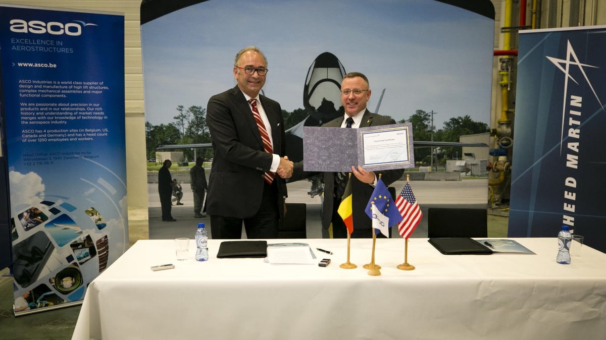 Christian Boas, PDG d'Asco Industries, et Gregory Day, chargé du développement commercial du F-35 en Belgique.