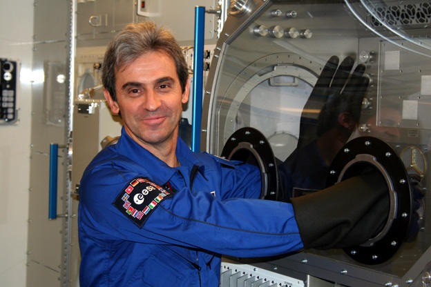 Huit ans avant Thomas Pesquet, Léopold Eyharts avait inauguré le laboratoire Columbus de l'ISS-ici à l'entraînement à Cologne.